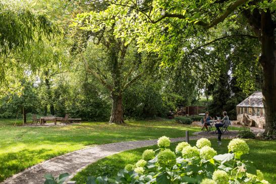 Ihre Gastgeber: Uschi und Heiner Mack, hier im Park der Alten Post